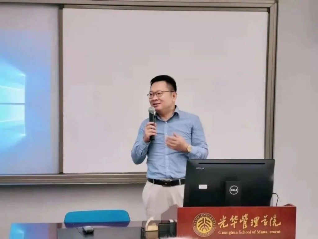 王晓伟冒用「莫斯科大学外籍教授」身份，在北京大学参加活动。互联网