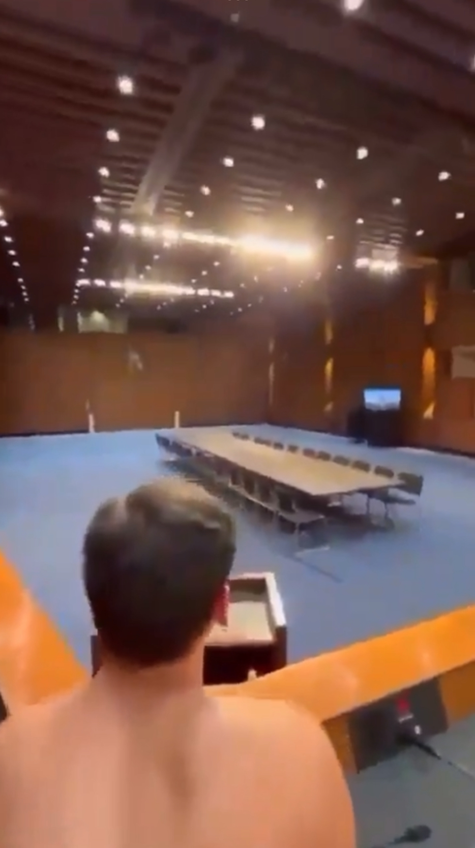 拍片人故意举高手机让镜头拍到会议室环境。