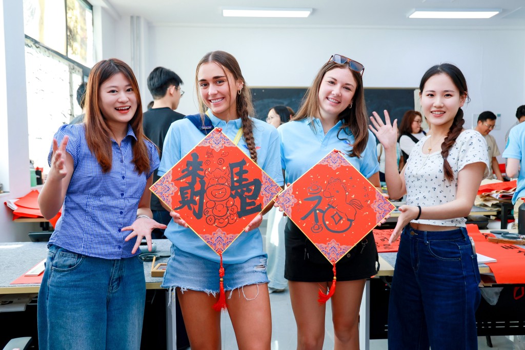 美國青年與曲阜師範大學及清華大學學生互動,以青年之行傳遞友誼,以青年之聲促進理解,為中美民間交流注入青春活力。 美國青年與曲阜師範大學及清華大學學生互動,以青年之行傳遞友誼,以青年之聲促進理解,為中美民間交流注入青春活力。