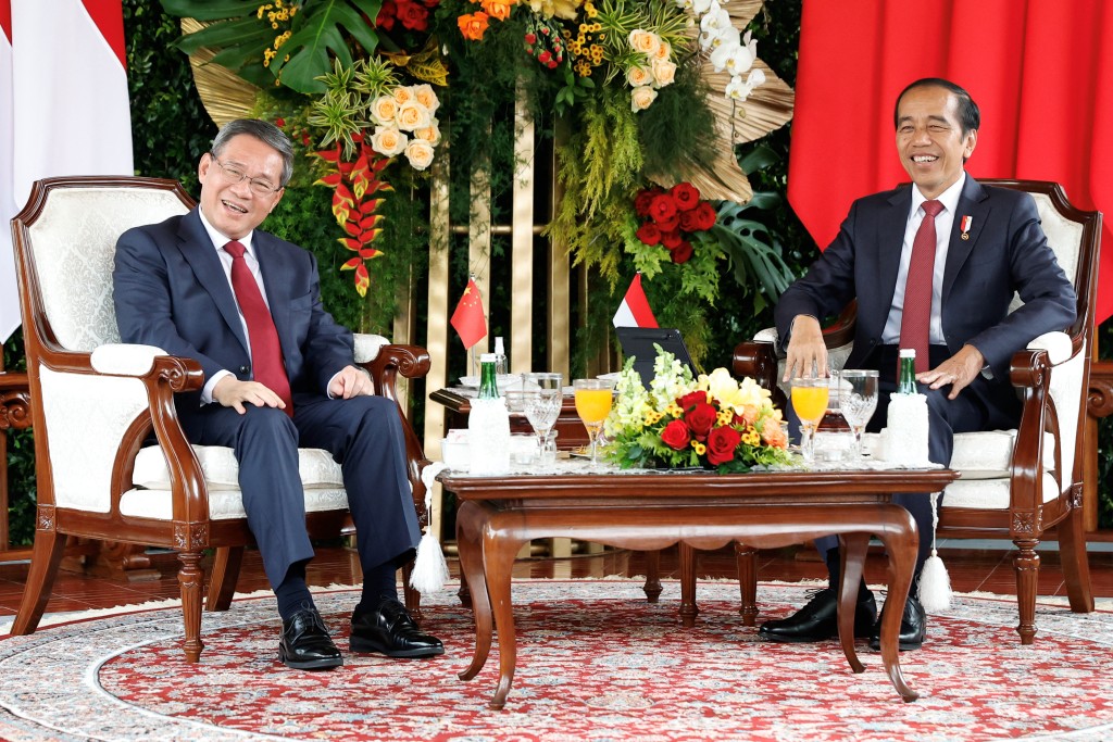 李強與印尼總統佐科維多多在雅加達會談。路透社