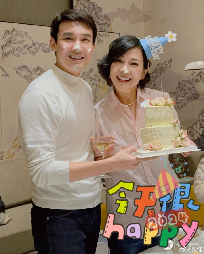 張鐸昨日(21)在微博分享與太太陳松伶慶生的開心照。