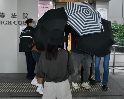 被告聶子聰(黑褲白波鞋持璇轉雨傘)。
