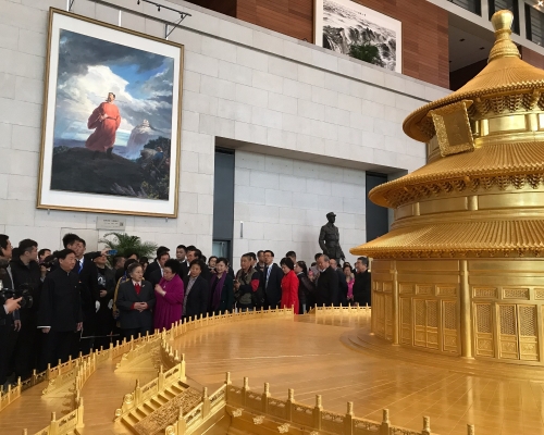 中国国家博物馆获赠「著名古建筑天坛祈年殿制作模型」。张言天 摄