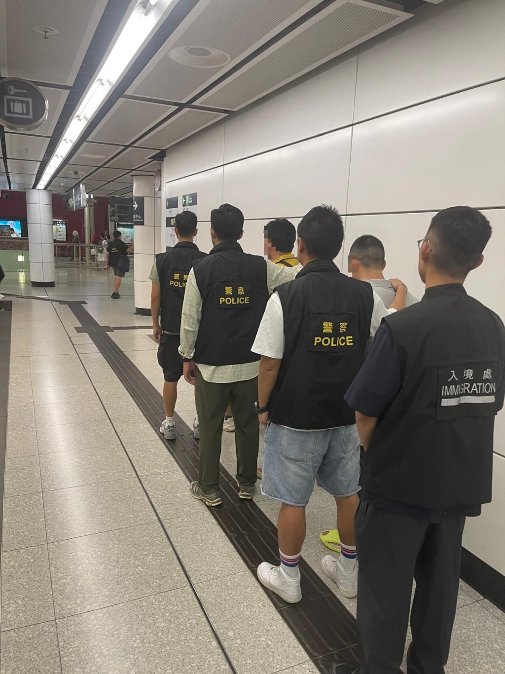 跨部門紅館一帶打擊「黃牛」 3內地男被捕。警方圖片 跨部門紅館一帶打擊「黃牛」 3內地男被捕。警方圖片