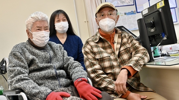 杨先生(右)指幸得急症室救一命。政府新闻处