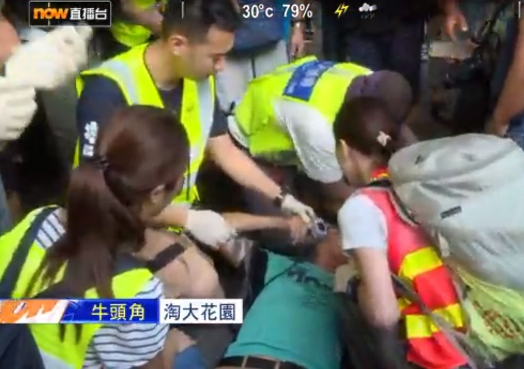急救員協助遇襲男子。NOWTV截圖