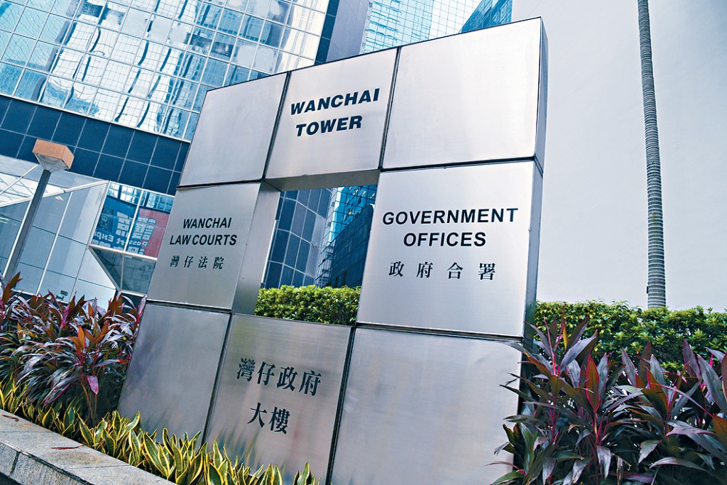 67歲的士司機在警誡下承認，聽到車上兩名乘客大叫時，才注意到停泊在左線的穿梭巴士。