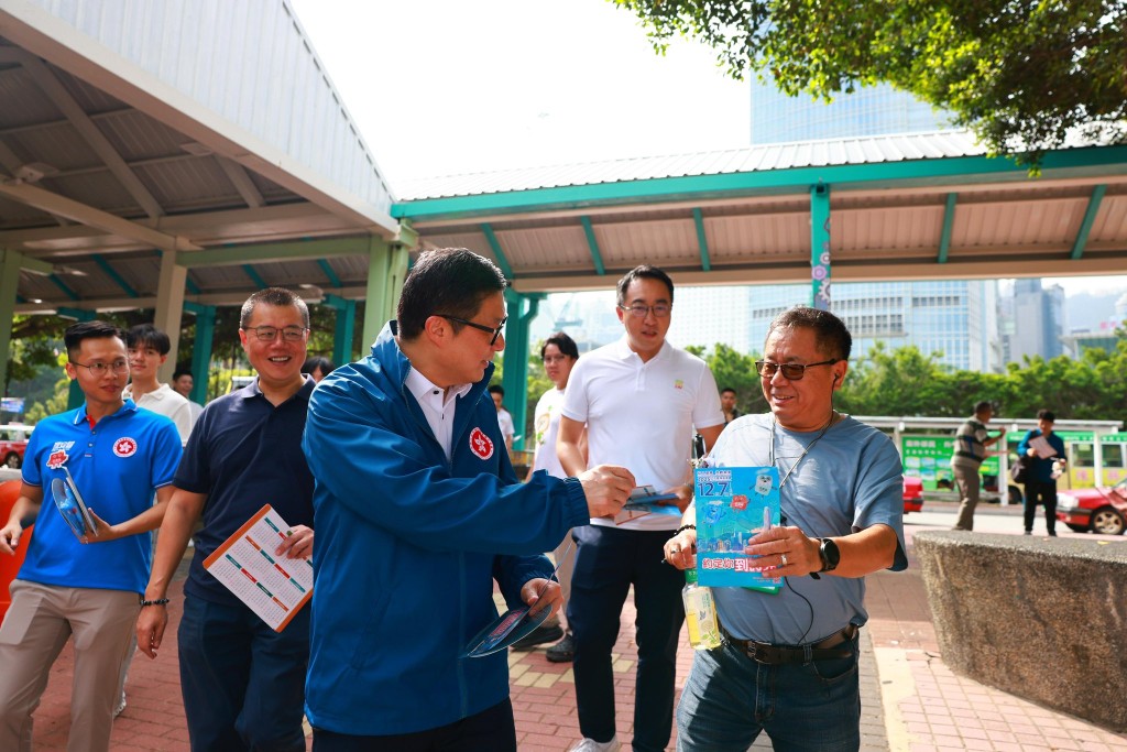 保安局局長鄧炳強發文指這兩日與團隊走入社區,向市民宣傳12月7日立法會選舉日。 保安局局長鄧炳強發文指這兩日與團隊走入社區,向市民宣傳12月7日立法會選舉日。