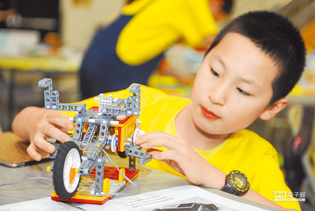 内地选手在洛杉矶参加2016世界教育机器人大赛。 新华社