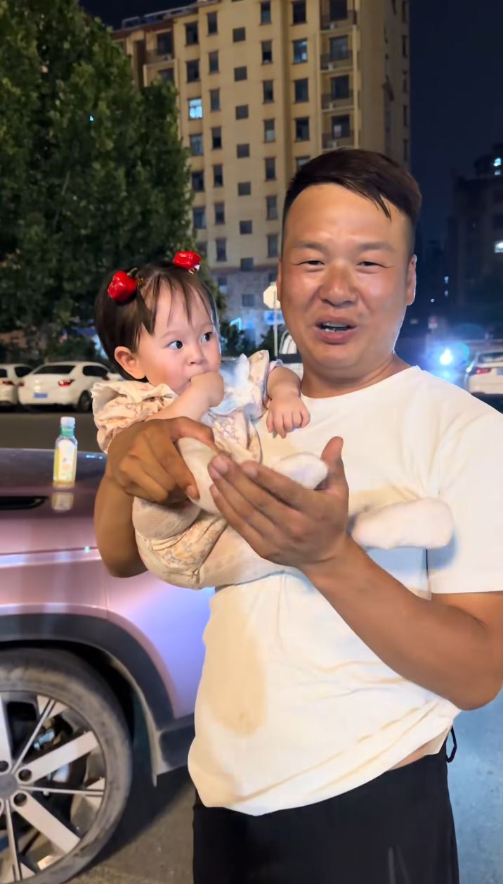「沙河小東」抱著被父母遺下的女幼童，一副慈父樣子。抖音
