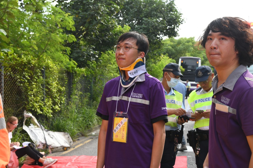姓刘巴士车长（左）受伤需戴上颈箍。