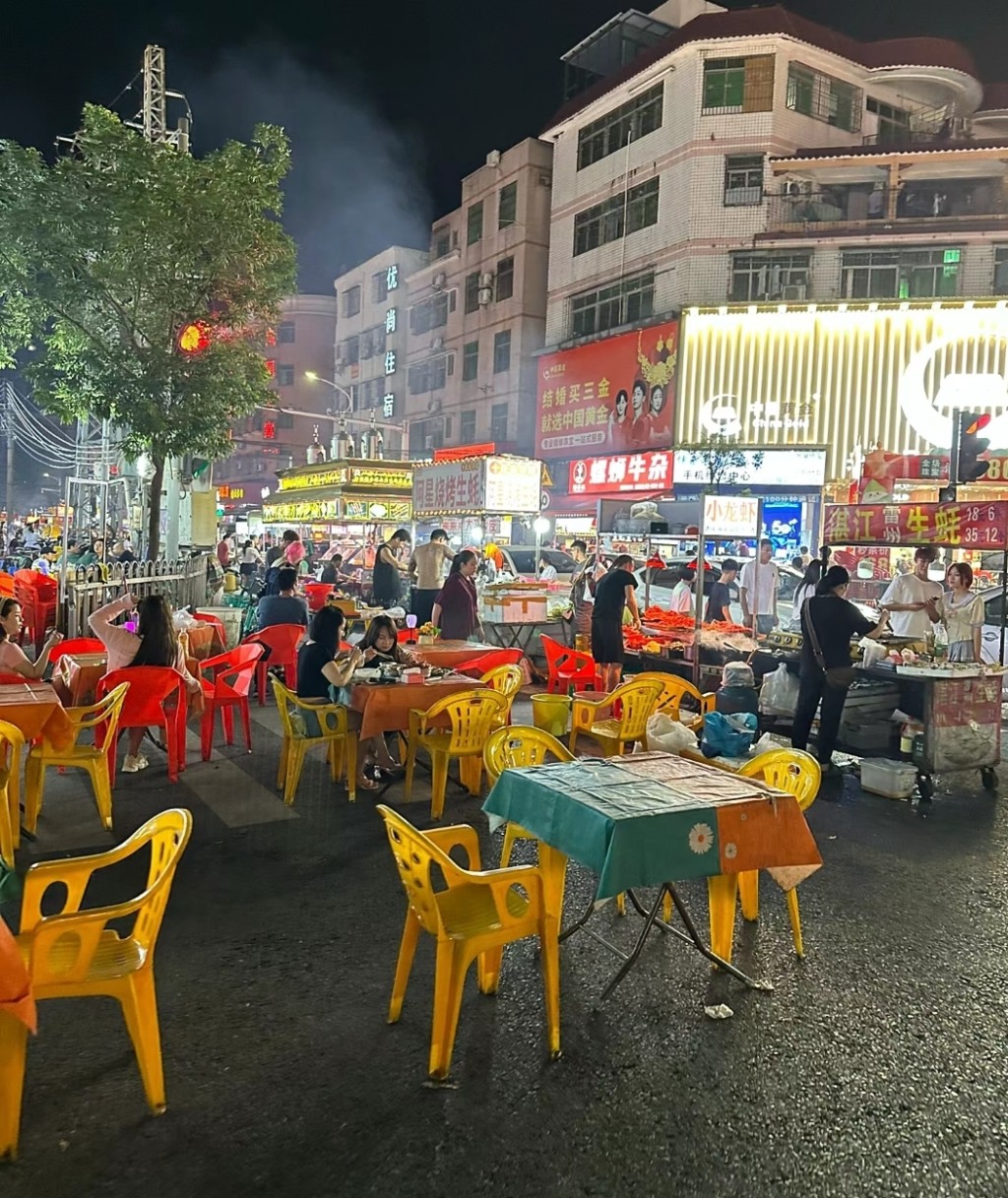 中山夜游必去2024｜7. 坦洲十四村夜市美食街　好几处街道放有枱椅，很有大笪地的感觉，非常有活力，大家不妨到此一游，感受一下中山人民的夜生活。 （图片来源：小红书@黎想想）