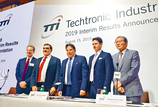 Joseph Galli Jr.（左二）预期未来5年毛利率持续年均增长0.5个百分点。