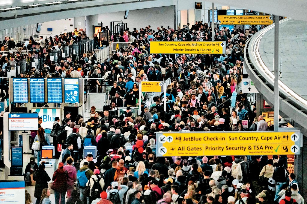 紐約甘迺迪國際機場的旅客在安檢處大排長龍。 