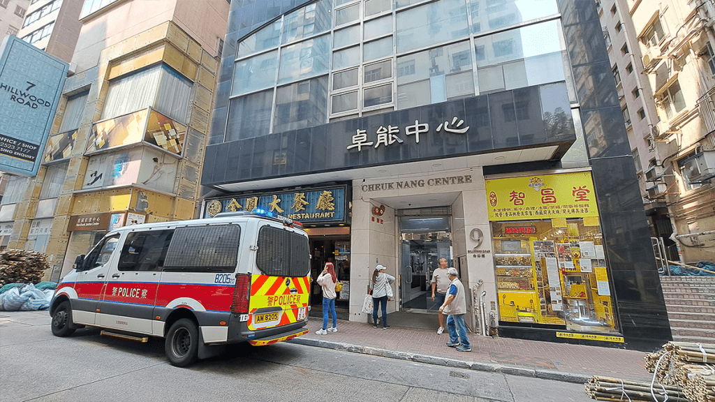 一名男子在尖沙嘴健身中心的廁所內暈倒，送院搶救後不治。