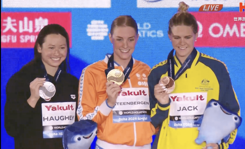Siobhan(左)及荷兰的史坦贝根(中)是上届世锦赛的银牌及铜牌得主. 电视截图