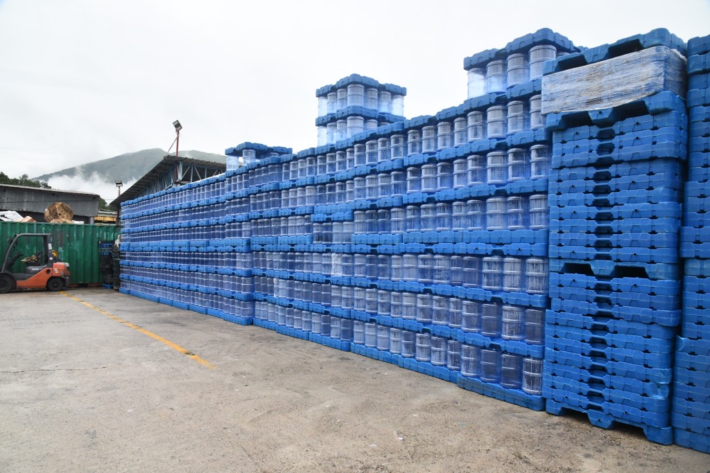 政府物流署於今年6月向「鑫鼎鑫商貿有限公司」的「鑫樂」品牌批出為期3年、港島及部分離島辦公室的樽裝飲用水合約。資料圖片