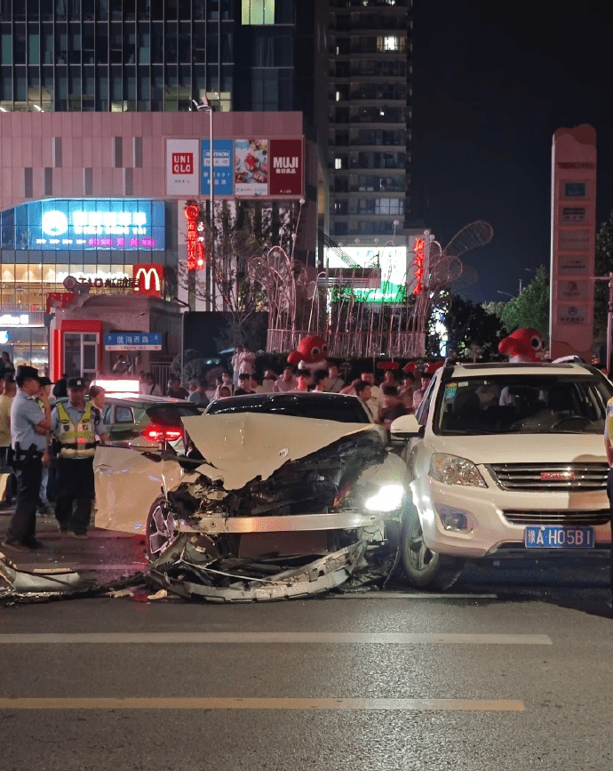 小米SU7鄭州車禍現場畫面。 微博@老K評說 小米SU7鄭州車禍現場畫面。 微博@老K評說
