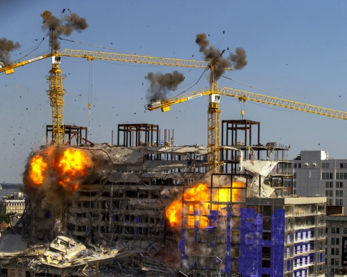 爆破天秤在過程在網上直播。　AP