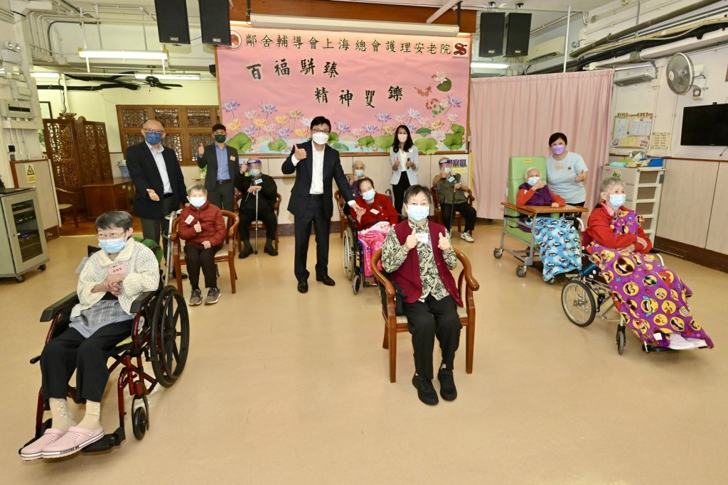 孙玉菡（左二）感谢医护人员参与院舍外展疫苗接种工作。政府新闻处图片