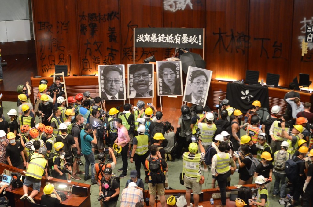 示威者破壞立法會。資料圖片