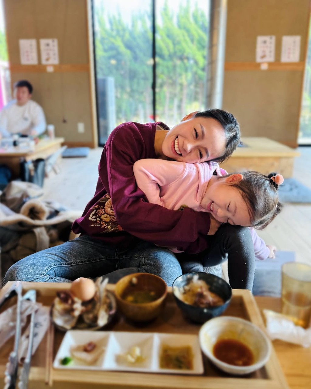 黃心穎又緊緊攬住姨甥女,將頭部放在其背上,二人感情好到就如兩母女一樣,黃心穎恨做人母之心顯而易見。 黃心穎又緊緊攬住姨甥女,將頭部放在其背上,二人感情好到就如兩母女一樣,黃心穎恨做人母之心顯而易見。