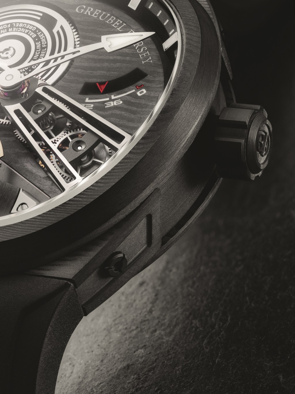 錶盤布局緊湊，錶殼以碳纖維製亦非常輕巧，更切合其運動錶風格。