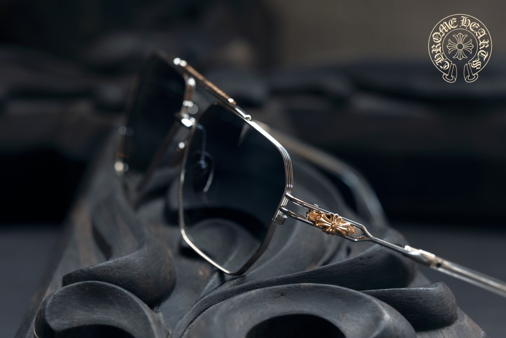 Chrome Hearts Ripping亮銀/透明22K金太陽眼鏡,重新演繹雙樑飛行員款式,樑上方鐫刻品牌標誌,鏡臂飾以22K金十字架點綴。 ($77,450) Chrome Hearts Ripping亮銀/透明22K金太陽眼鏡,重新演繹雙樑飛行員款式,樑上方鐫刻品牌標誌,鏡臂飾以22K金十字架點綴。 ($77,450)