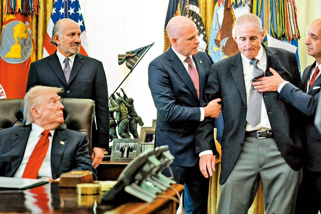 諾和諾德公司高層芬德利（右二）周四在白宮的記者會突然暈倒，政府人員和藥廠代表馬上攙扶。