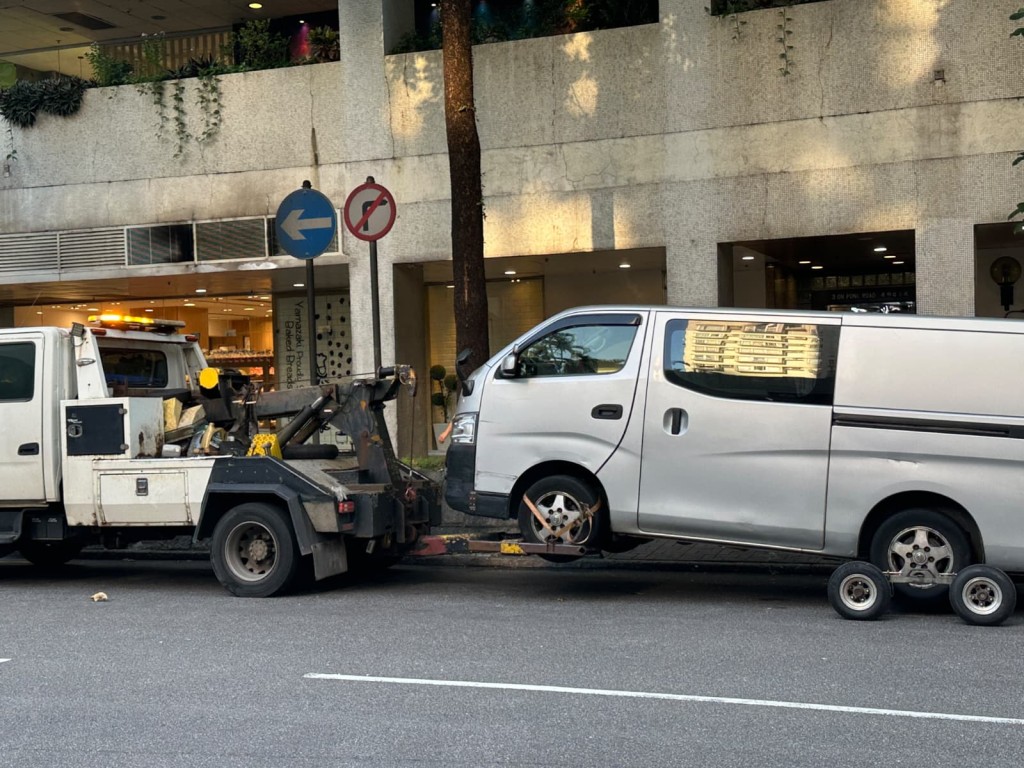 警方將涉案車輛拖走檢驗。 警方將涉案車輛拖走檢驗。