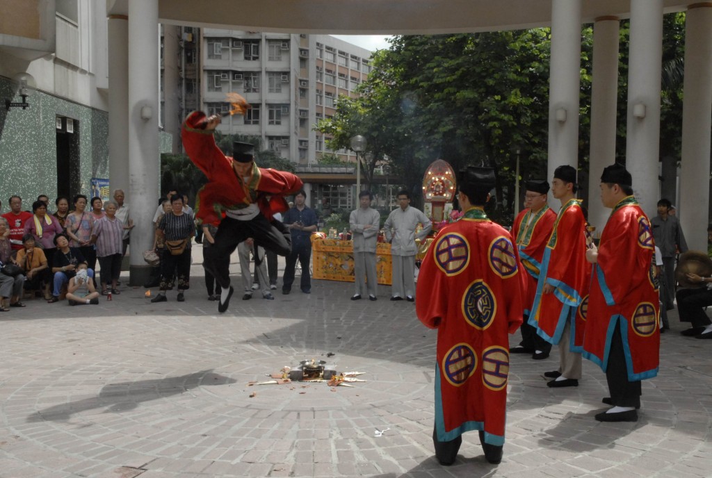 法师手持铁剑，摆起功架「破地狱」超渡亡魂。资料图片