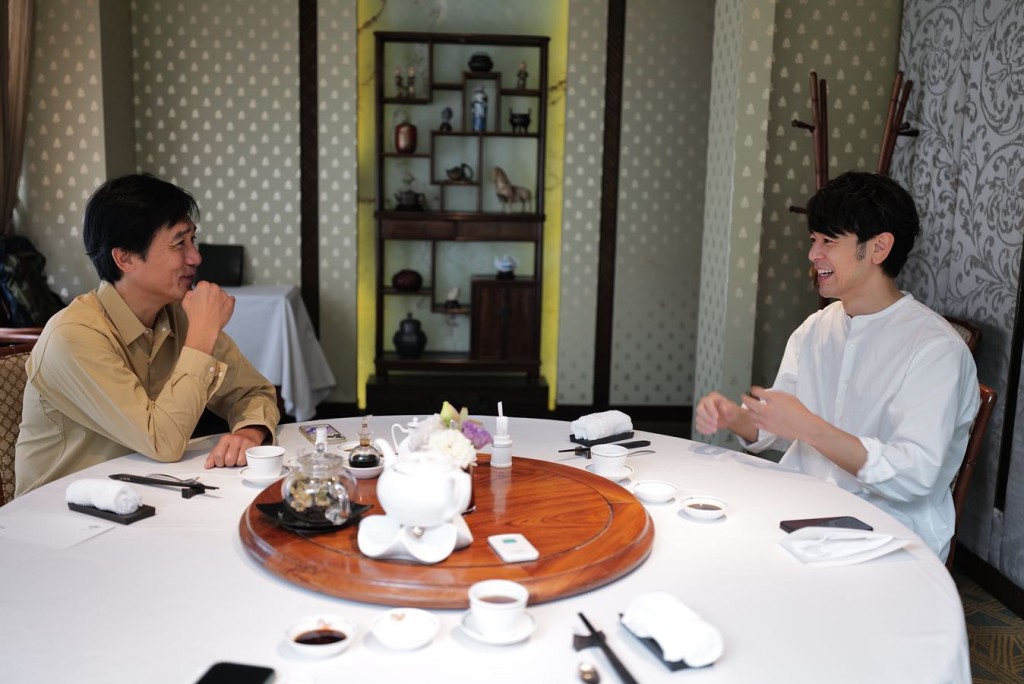 梁朝偉（右）與妻夫木聰飲茶。