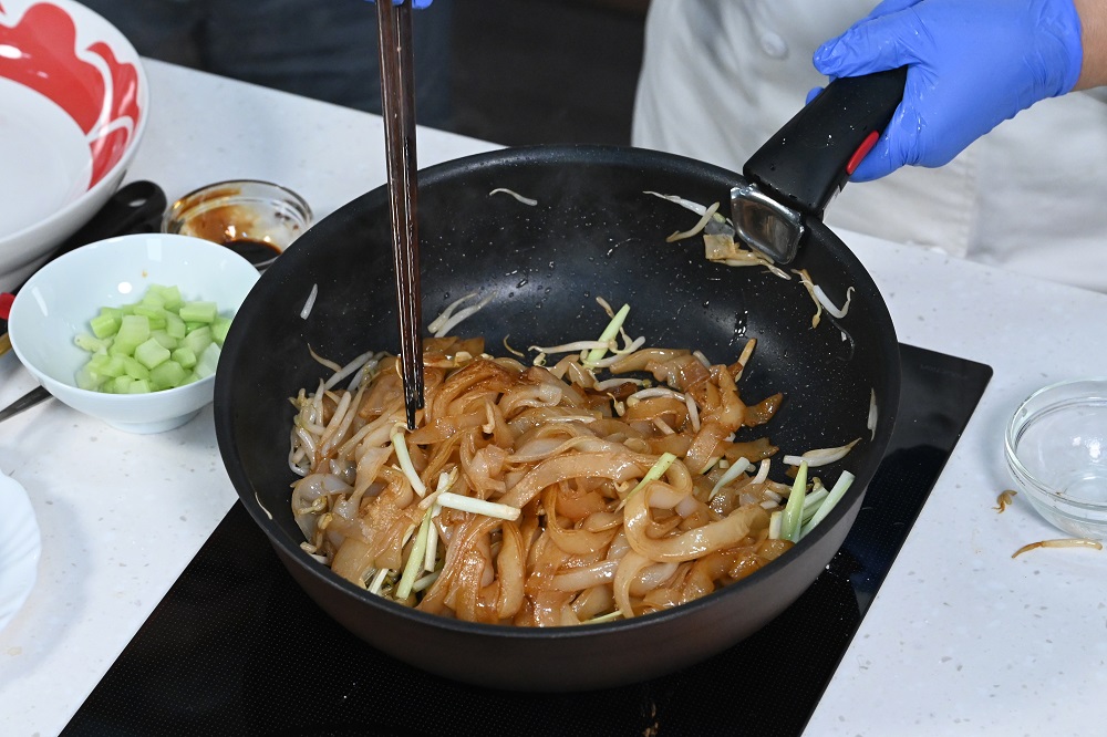 三姐教路，用筷子炒河粉更容易拌勻。