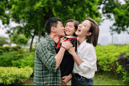 羅子溢與楊茜堯左右「夾攻」親吻愛女臉頰，十分甜蜜。