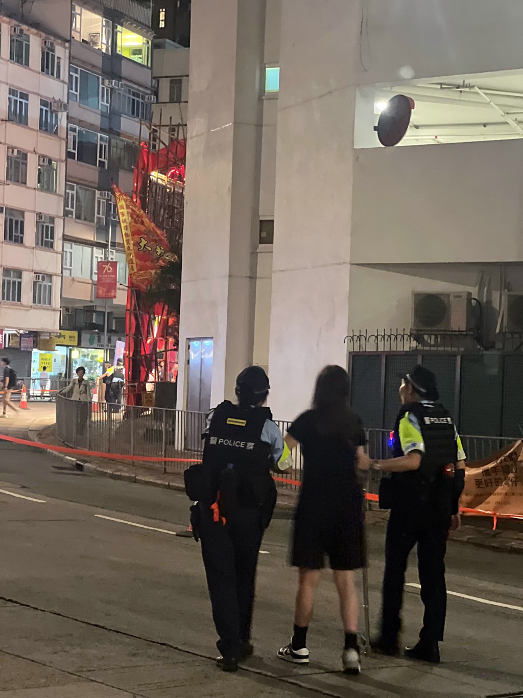 去年Sylvia于大坑舞火龙当值时，主动上前关心一位持枴杖、因人群密集而出现情绪问题的女士，协助她逐渐平复心情，重拾笑容。