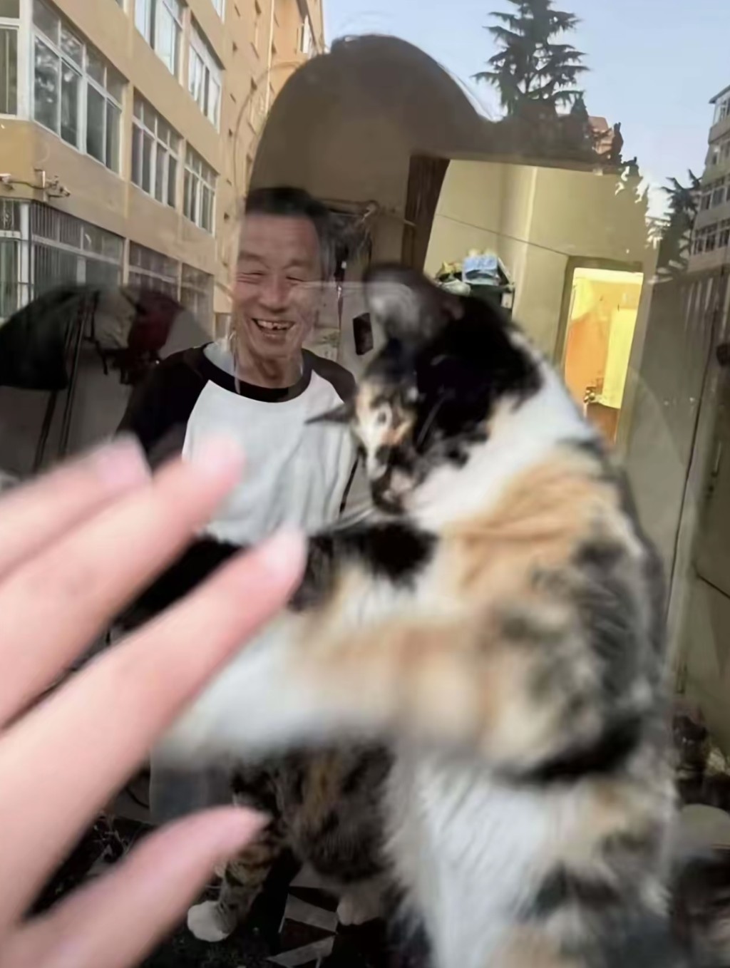 网传该名宿舍管理员照片。抖音@QDU 网传该名宿舍管理员照片。抖音@QDU