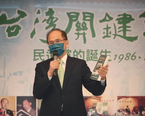 游錫堃說台灣的民主不是天上掉下來。網上圖片