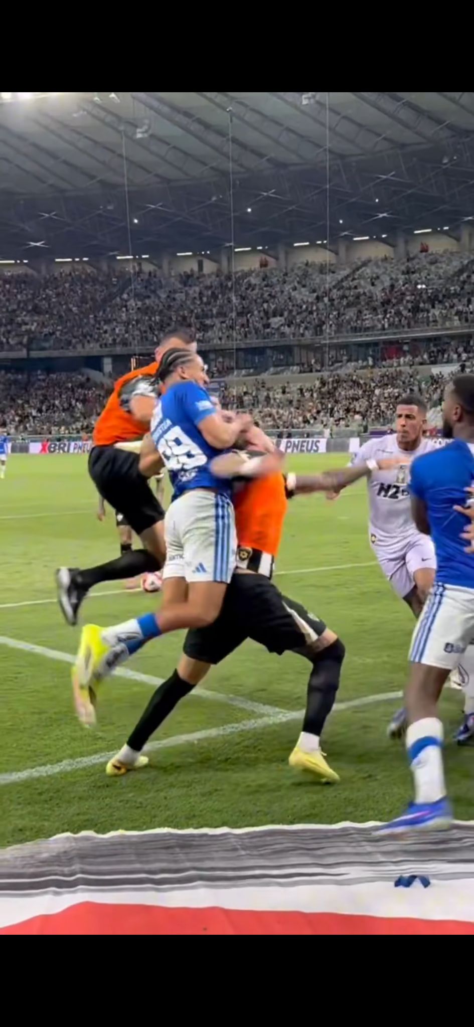 巴西米內羅州聯賽決賽變成MMA戰場。Threads截圖