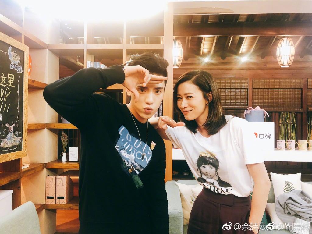 在2018年佘诗曼于内地拍综艺节目时，身上的T恤还竟然印着刘嘉玲的童年照。