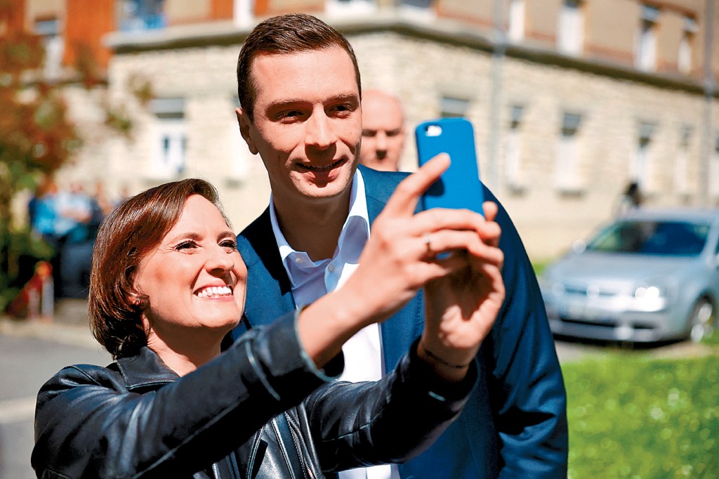 巴爾代拉本月早前與支持者合照。