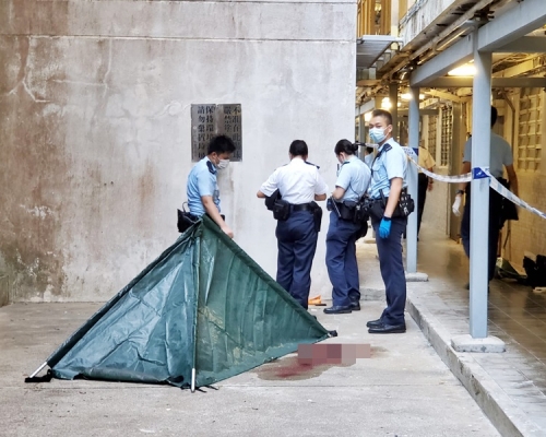 警方以帳篷遮蓋死者遺體。