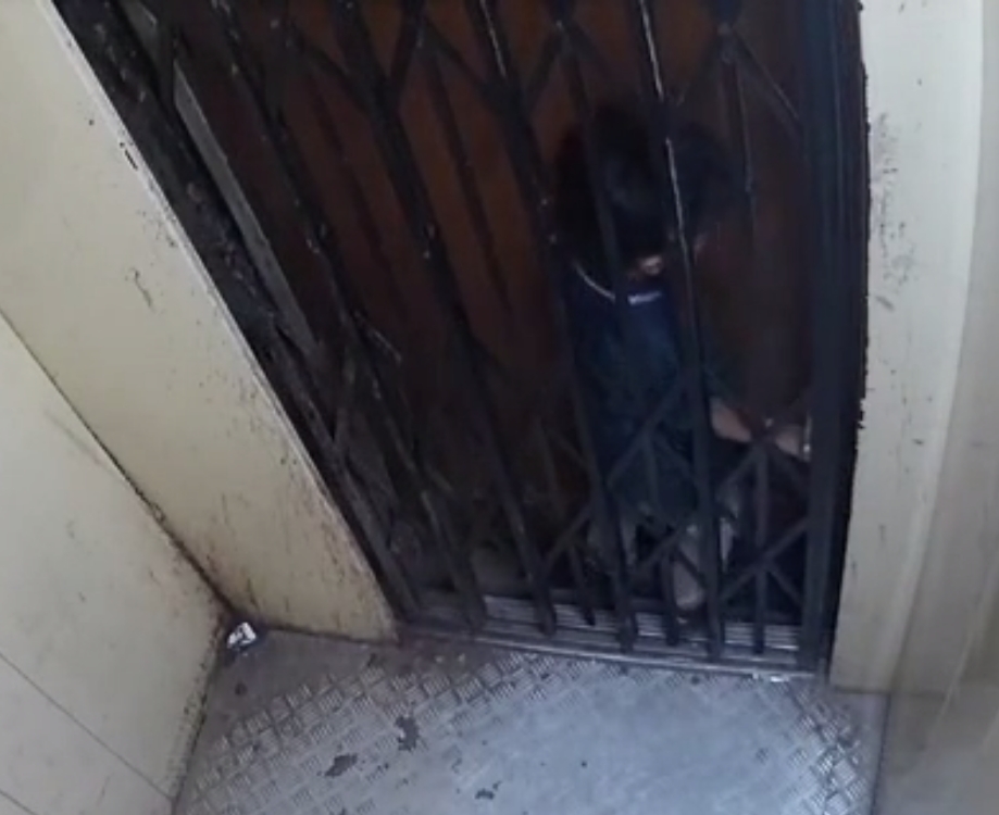 男童被夾在升降機縫隙。網圖