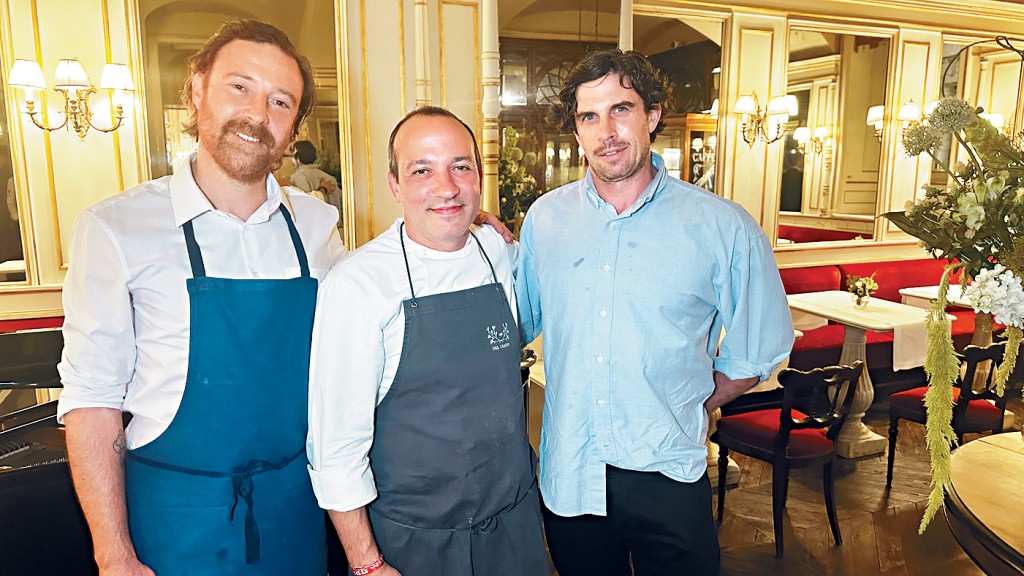 Le Doyenné的Shaun Kelly(左)與James Henry(右)專誠前往意大利,參與聯乘歷史名店Del Cambio主廚Diego Giglio(中)的四手晚宴。 Le Doyenné的Shaun Kelly(左)與James Henry(右)專誠前往意大利,參與聯乘歷史名店Del Cambio主廚Diego Giglio(中)的四手晚宴。
