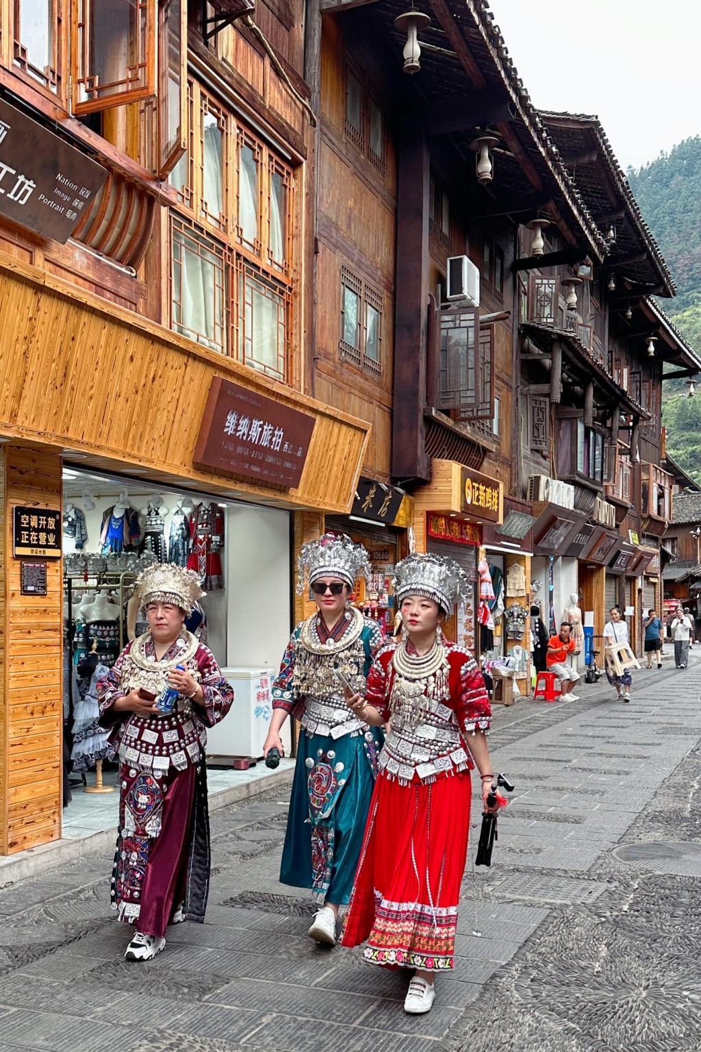 樓主：租民族服飾來穿戴，走到街上體現一下少數民族風韻的遊客，隨處可見。圖片授權David Cheng