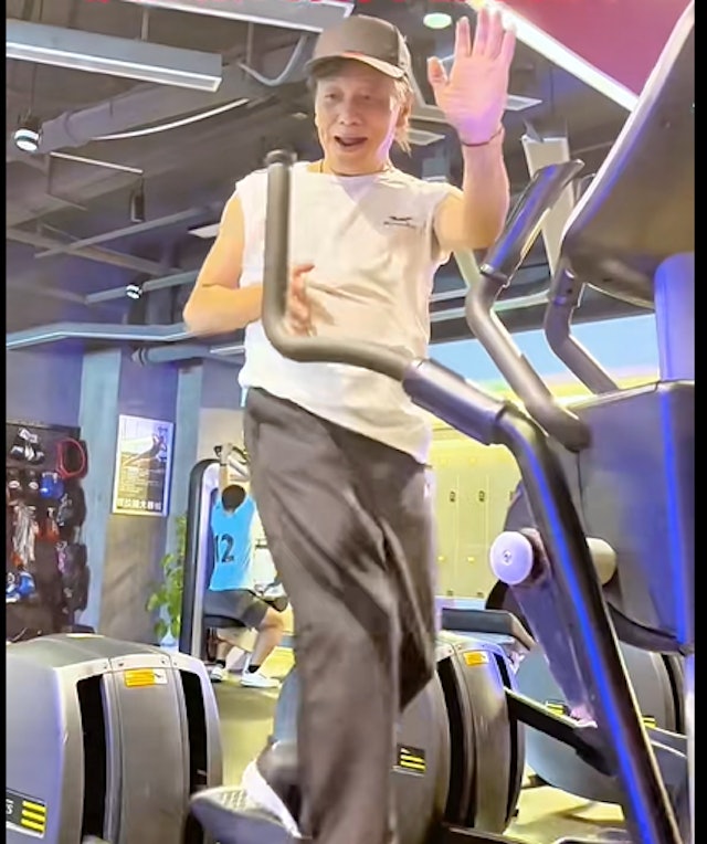 梁小龍在健身房進行高強度體能訓練,不僅專注二頭肌與腹肌的重量訓練,更在太空漫步機與跑步機上全程配合出拳動作,展現出不輸年輕人的旺盛體能,相當老當益壯。 梁小龍在健身房進行高強度體能訓練,不僅專注二頭肌與腹肌的重量訓練,更在太空漫步機與跑步機上全程配合出拳動作,展現出不輸年輕人的旺盛體能,相當老當益壯。
