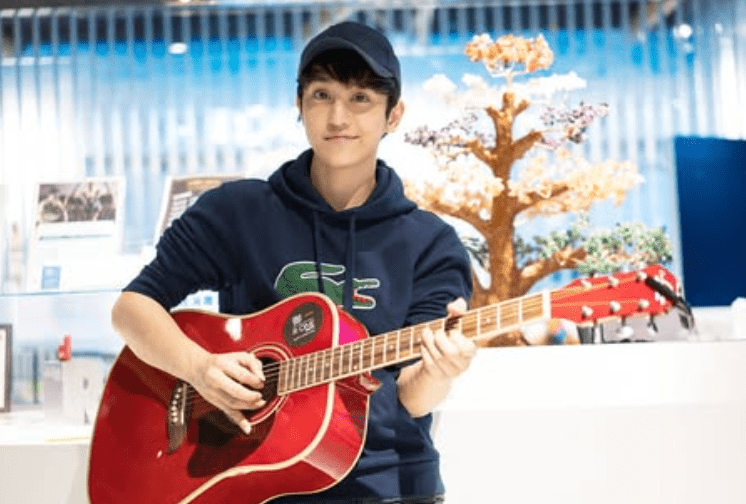 羅啟聰的唱歌及彈結他功力曾被大讚。羅啟聰ig圖片
