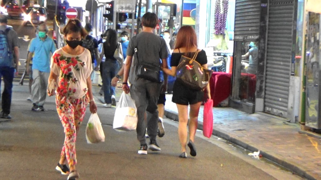 曾說不會跟女伴公開親熱的兆尊，為陳小姐「破戒」當街翹手。