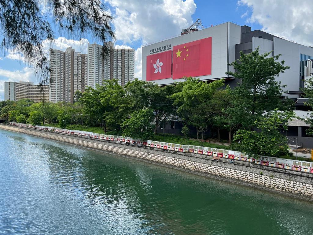 東昌街綜合體育大樓外牆掛上巨型國旗及區旗。（網上圖片）