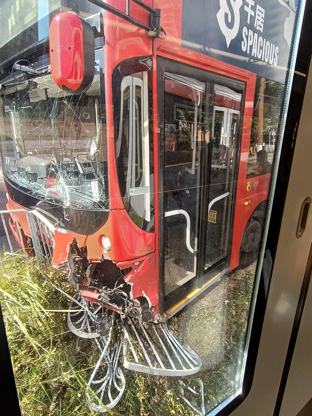 九巴車頭擋風玻璃爆裂成蜘蛛網。 FB真.屯門友/ Fannie Yuen Shan Ng 圖片 九巴車頭擋風玻璃爆裂成蜘蛛網。 FB真.屯門友/ Fannie Yuen Shan Ng 圖片