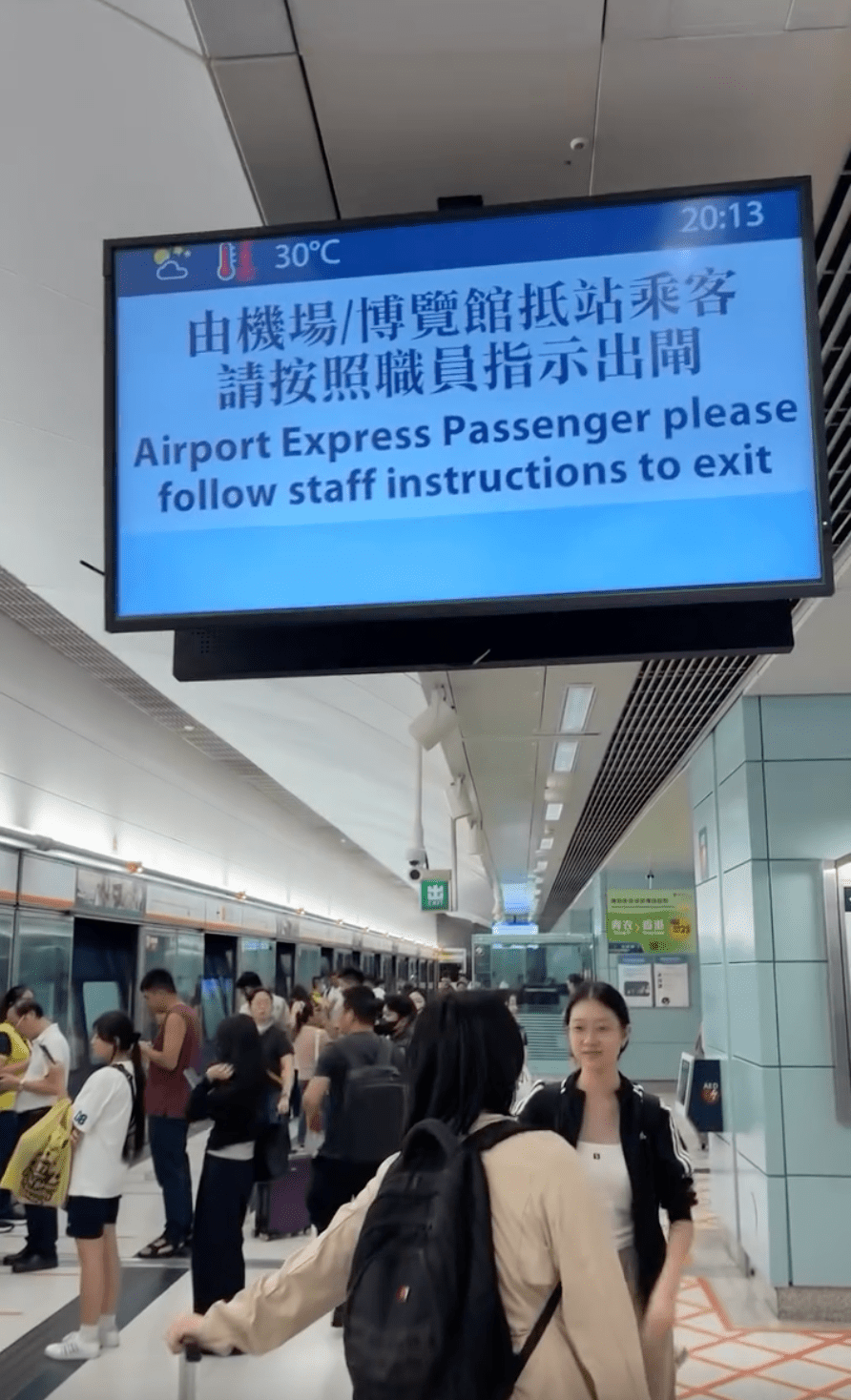 月台顯示屏向乘客作出提示。Threads「yiptakhung」影片截圖 月台顯示屏向乘客作出提示。Threads「yiptakhung」影片截圖
